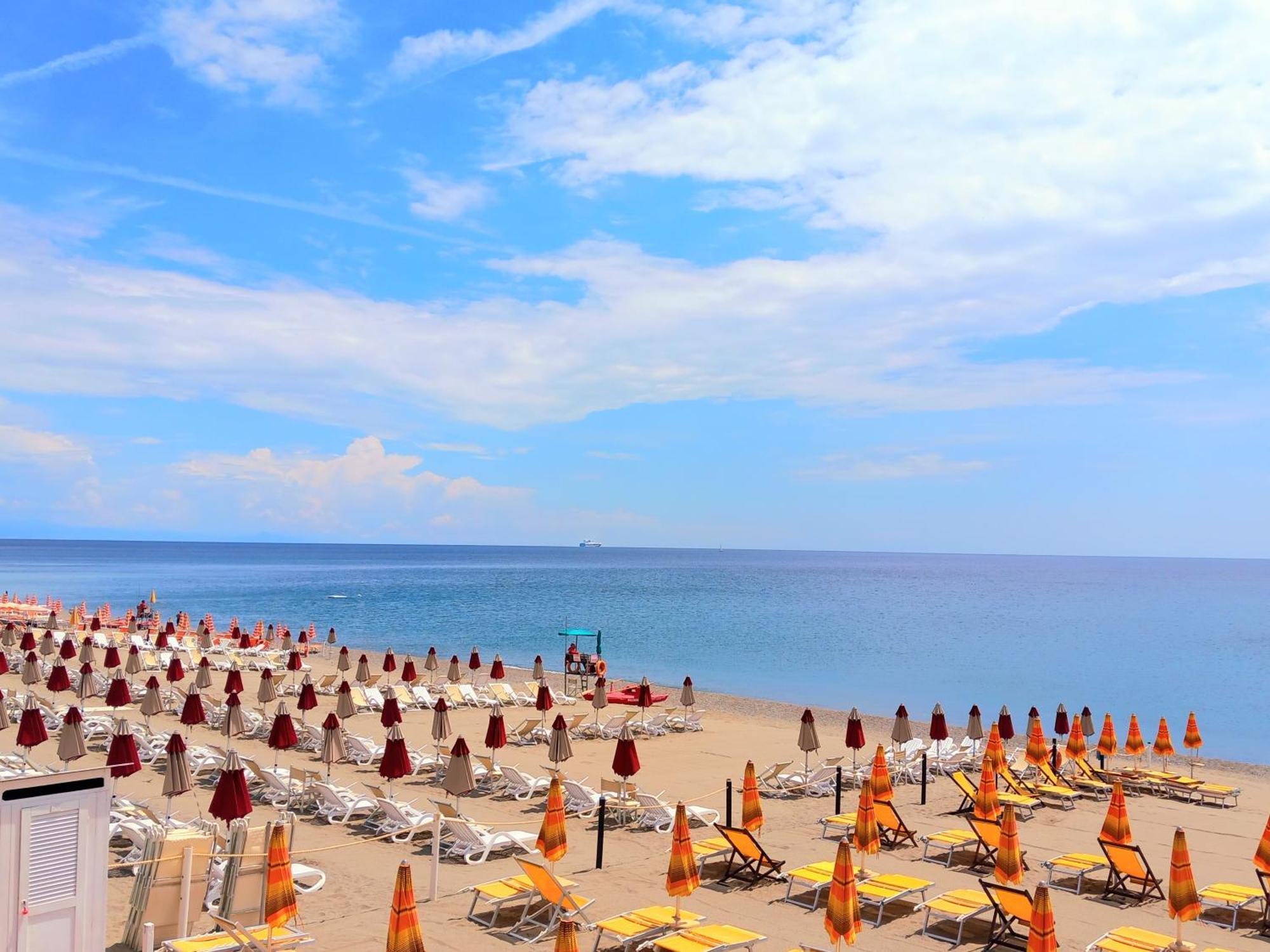 Appartamento Sweet Sea View Savona Esterno foto